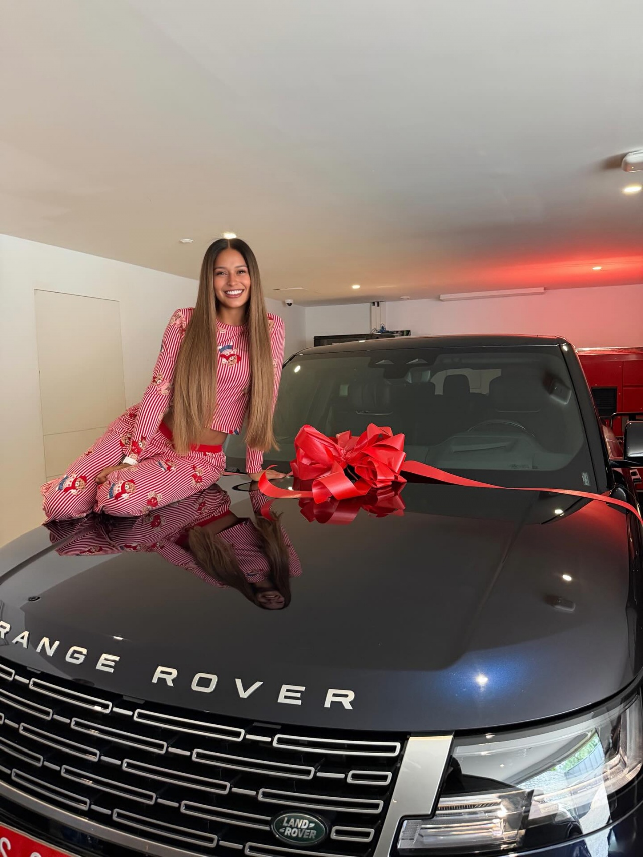 宠妻！拉菲尼亚送给妻子一台路虎揽胜，在车库准备惊喜