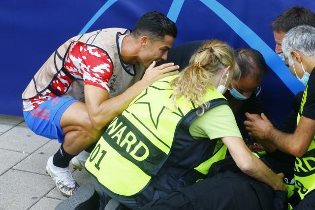 乐鱼电脑版官网-被C罗闷中女保安获赠他7号球衣 7年前曾跟他对骂