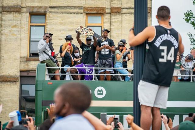 乐鱼电脑版官网-等待了半世纪的狂欢！密尔沃基万人空巷庆雄鹿登顶