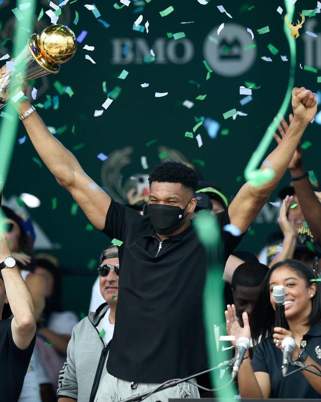 乐鱼电脑版官网-等待了半世纪的狂欢！密尔沃基万人空巷庆雄鹿登顶